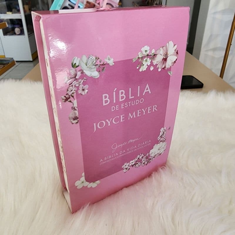 Bíblia de Estudo Joyce Meyer – A Bíblia da Vida Diária | Capa Luxo Rosê floral